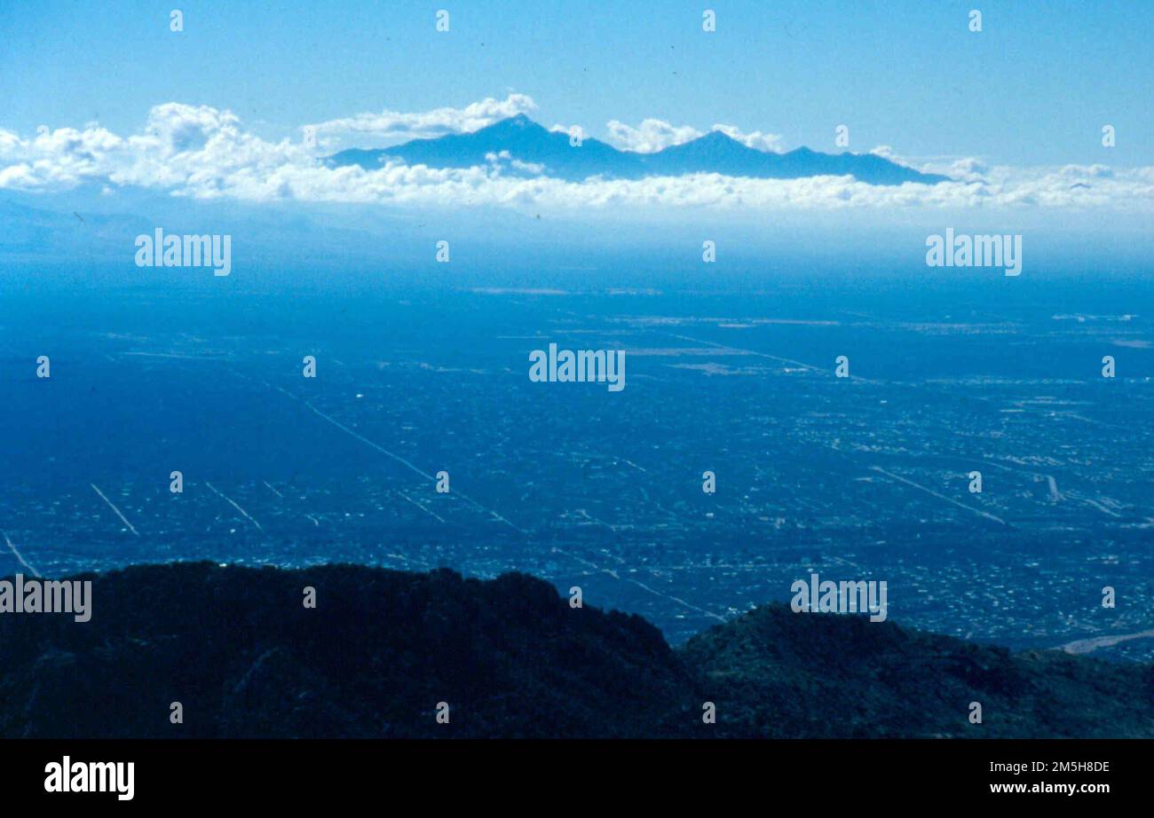 Sky Island Scenic Byway - Sky Islands. Da Santa Catalinas i visitatori hanno facile accesso alle nuvole che circondano montagne lontane, che fanno 'isole ky'. Ci sono circa 40 'isole ky' nel sud-est dell'Arizona e nel nord del Messico. Location: Italy (32,387° N 110,711° W) Foto Stock