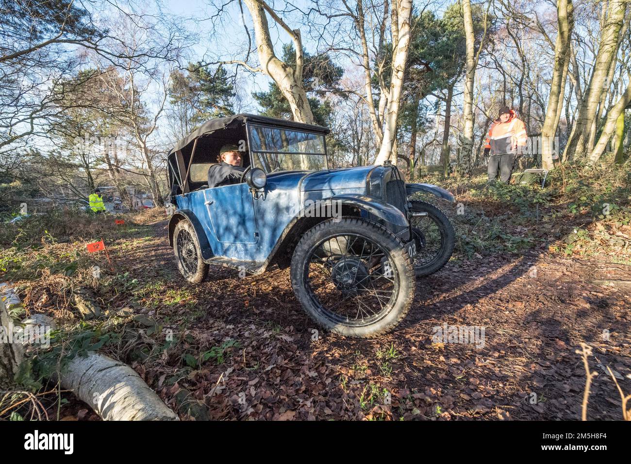 Dave Wilcox Memorial Trial, Lockwell Hill Activity Centre, Farnsfield, Nottinghamshire, Inghilterra, Regno Unito. 29th Dec, 2022. I soci del club auto di prima Guerra Austin 7 che partecipano all'evento Dave Wilcox Memorial Hill Trials in condizioni di forte umidità e fango dopo giorni di pioggia costante. Credit: Alan Keith Beastall/Alamy Live News Foto Stock