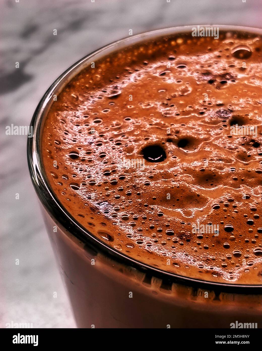 tazza di caffè calda con bolla. tazza per caffè da primo piano. cappuccino e bolle. Foto Stock