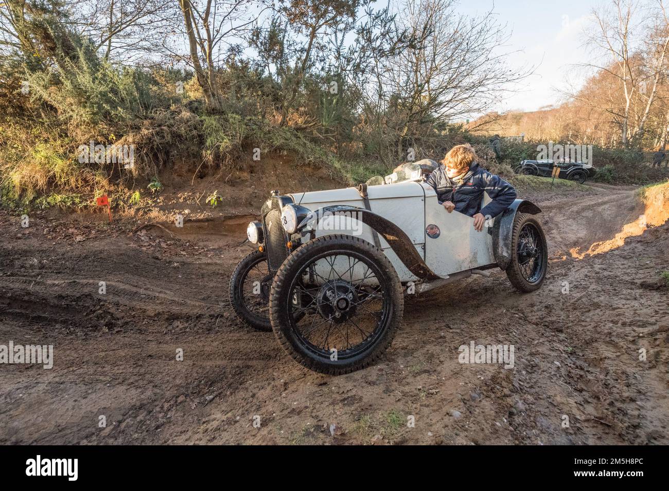 Dave Wilcox Memorial Trial, Lockwell Hill Activity Centre, Farnsfield, Nottinghamshire, Inghilterra, Regno Unito. 29th Dec, 2022. I soci del club auto di prima Guerra Austin 7 che partecipano all'evento Dave Wilcox Memorial Hill Trials in condizioni di forte umidità e fango dopo giorni di pioggia costante. Credit: Alan Keith Beastall/Alamy Live News Foto Stock