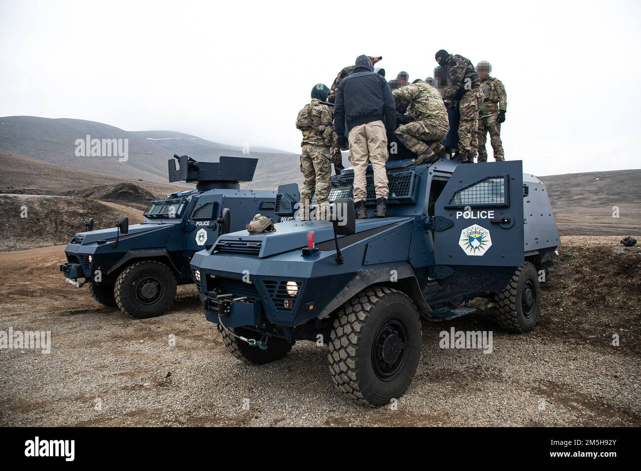 I membri di 10th forze speciali si trovano in cima a un veicolo tattico che dimostra capacità di mitragliatrici calibro .50 durante un esercizio di addestramento bilaterale con l'unità di intervento speciale del Kosovo, 17 marzo 2022, a Pristina, in Kosovo. L’esercizio rafforza le relazioni, aumenta l’interoperabilità e migliora la capacità della nostra nazione partner di garantire la sicurezza nella regione balcanica. Foto Stock