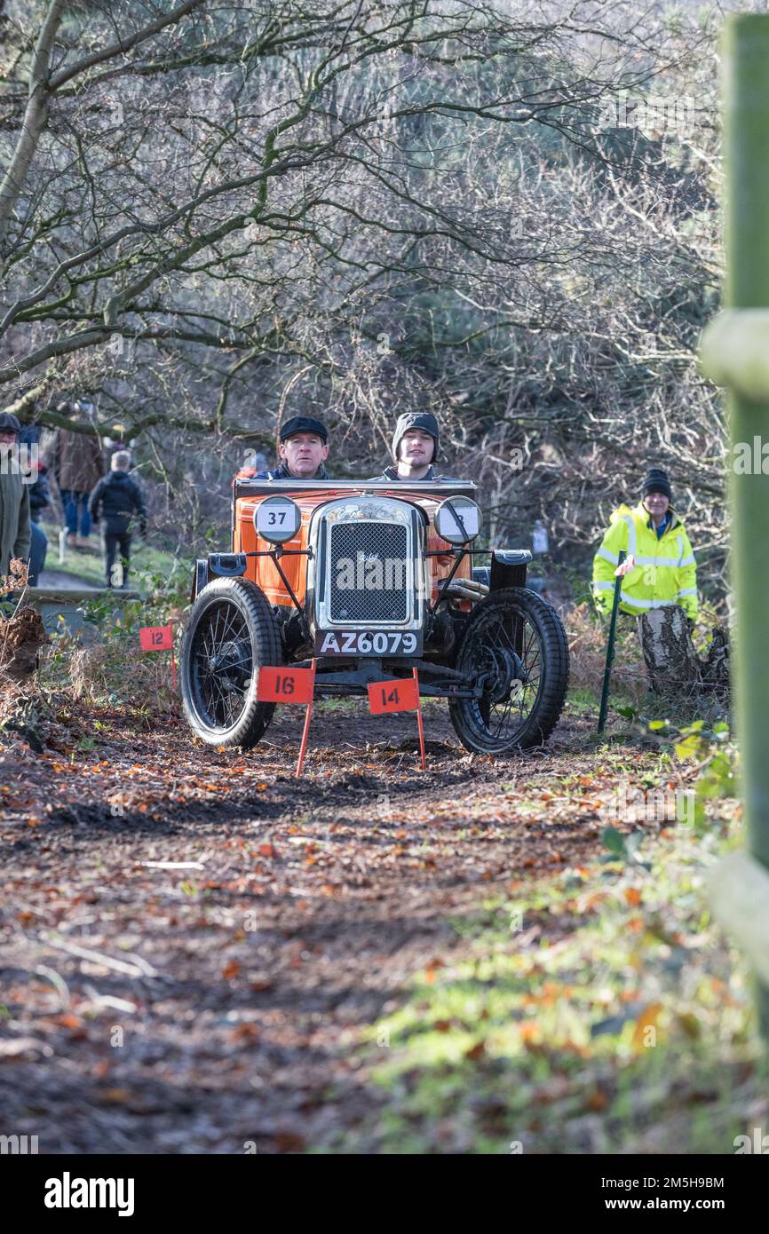 Dave Wilcox Memorial Trial, Lockwell Hill Activity Centre, Farnsfield, Nottinghamshire, Inghilterra, Regno Unito. 29th Dec, 2022. I soci del club auto di prima Guerra Austin 7 che partecipano all'evento Dave Wilcox Memorial Hill Trials in condizioni di forte umidità e fango dopo giorni di pioggia costante. Credit: Alan Keith Beastall/Alamy Live News Foto Stock