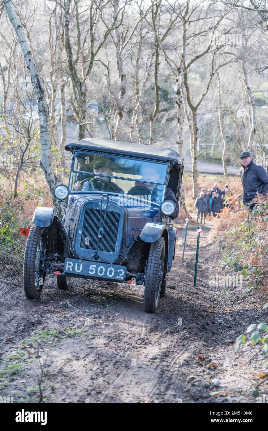 Dave Wilcox Memorial Trial, Lockwell Hill Activity Centre, Farnsfield, Nottinghamshire, Inghilterra, Regno Unito. 29th Dec, 2022. I soci del club auto di prima Guerra Austin 7 che partecipano all'evento Dave Wilcox Memorial Hill Trials in condizioni di forte umidità e fango dopo giorni di pioggia costante. Credit: Alan Keith Beastall/Alamy Live News Foto Stock