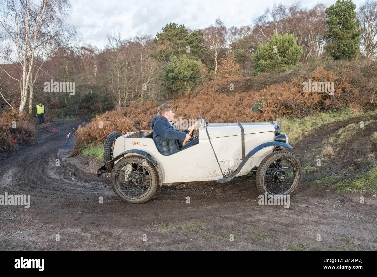 Dave Wilcox Memorial Trial, Lockwell Hill Activity Centre, Farnsfield, Nottinghamshire, Inghilterra, Regno Unito. 29th Dec, 2022. I soci del club auto di prima Guerra Austin 7 che partecipano all'evento Dave Wilcox Memorial Hill Trials in condizioni di forte umidità e fango dopo giorni di pioggia costante. Credit: Alan Keith Beastall/Alamy Live News Foto Stock