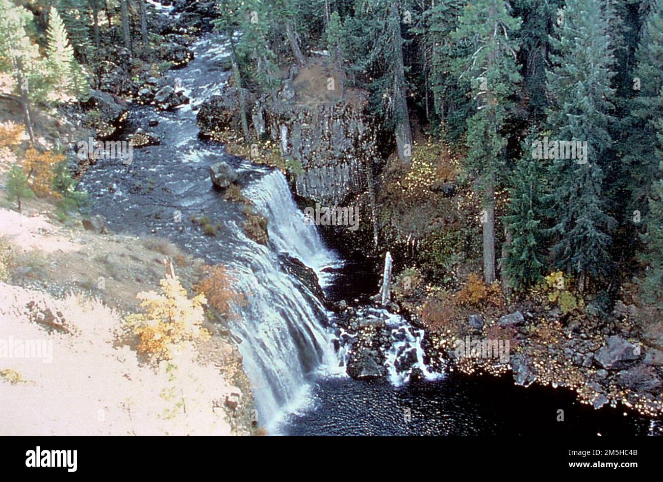 Volcanic Legacy Scenic Byway - Middle McCloud Falls sul fiume McCloud. Middle McCloud Falls è una delle tre cascate situate sul fiume McCloud. Tutte e tre le cascate sono accessibili da un percorso di un chilometro e mezzo circa. Gli amanti del nuoto avventurosi si tuffano nelle cascate e le zone vicine sono anche fantastiche destinazioni per la pesca. Location: (41,019° N 121,654° W) Foto Stock