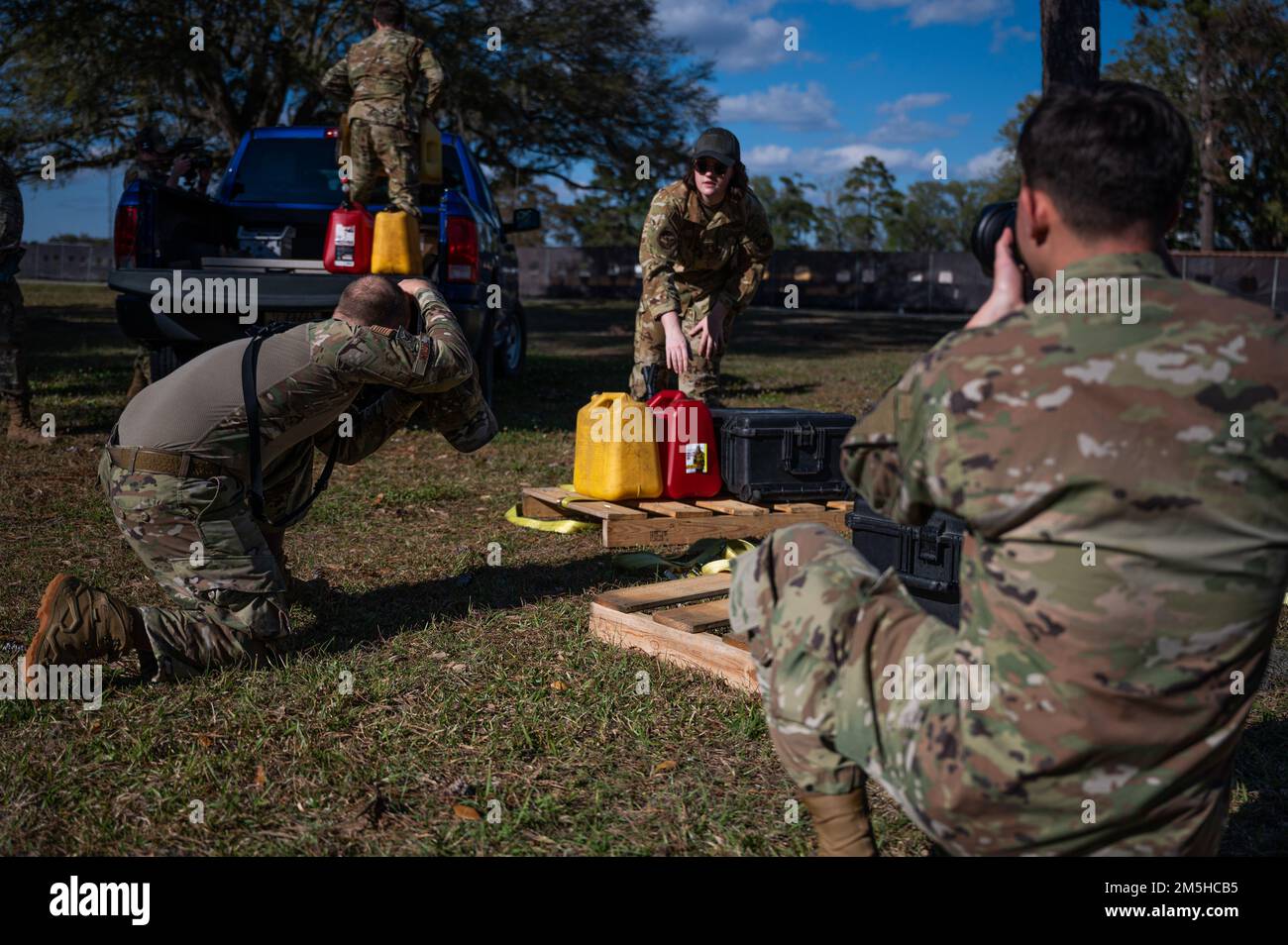 STATI UNITI Air Force Airmen partecipa alla documentazione di uno sforzo umanitario simulato durante l'esercizio Scorpion Lens presso la Joint base Charleston, South Carolina, 17 marzo 2022. Il 1st Combat Camera Squadron (1CTCS) tiene l'obiettivo Scorpion esercizio ogni anno per fornire addestramento di abilità di spedizione per combattere Camera Airmen. Foto Stock