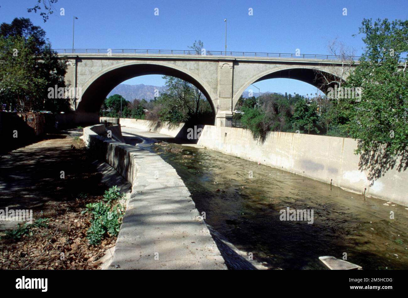 Arroyo Seco Historic Parkway - Route 123 - Parkland tipico lungo Arroyo Seco. Tipico della catena di parchi cittadini di piccole e medie dimensioni lungo la Arroyo Seco Parkway e il canale. Location: Italy (34,111° N 118,180° W) Foto Stock