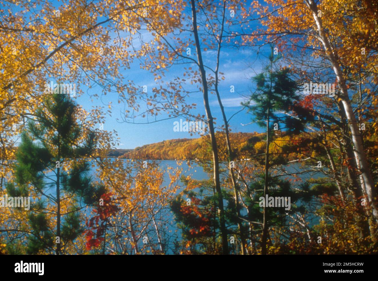 Sentiero della regione del rame - Lago Medora. Una vista tipicamente spettacolare dell'autunno lungo il Copper Country Trail. Location: Italy Foto Stock