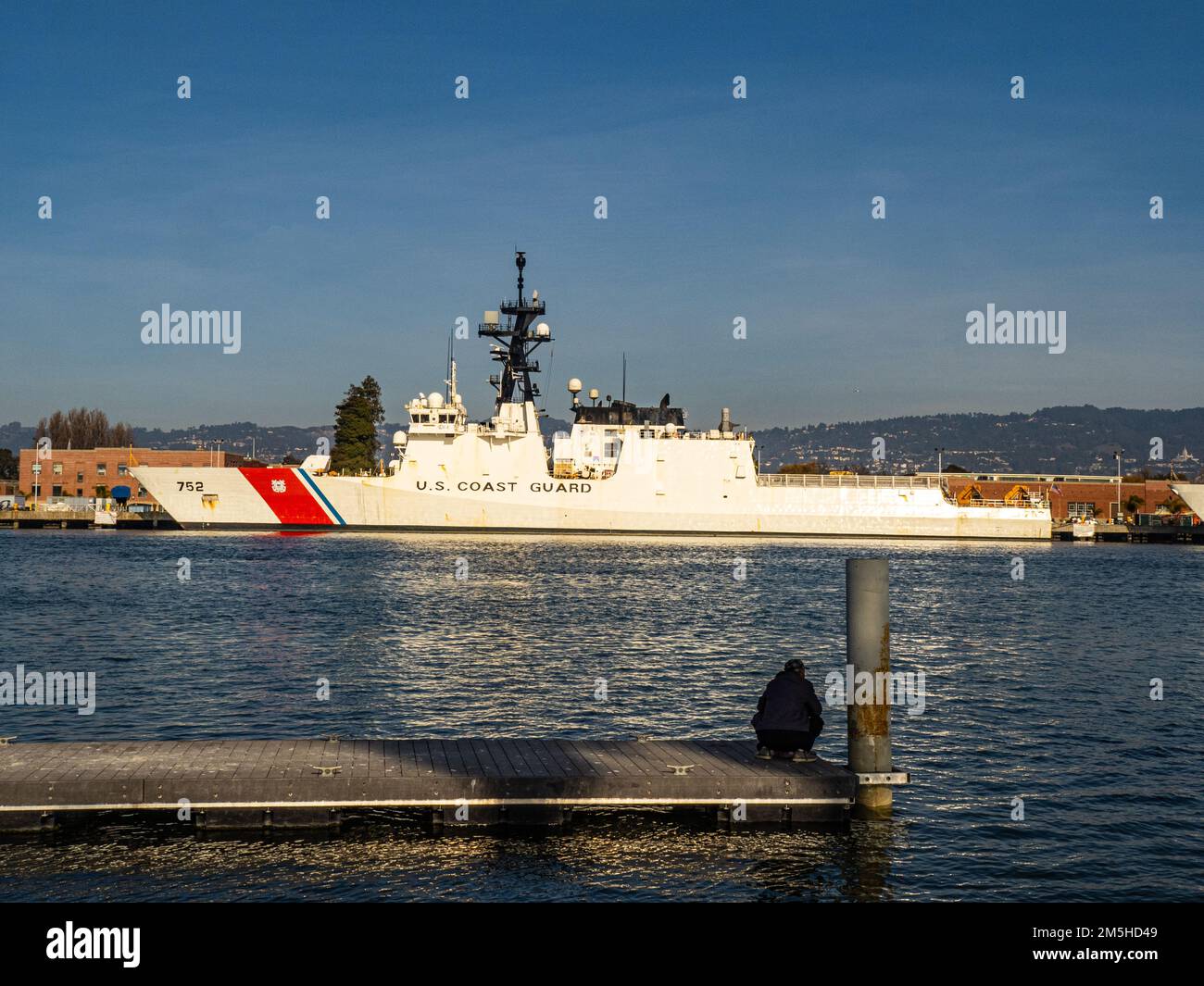 La taglierina della Guardia Costiera attraccata all'Alameda Coast Guard Island in California USA la vigilia di Natale 2022 durante l'evento King Tide Foto Stock