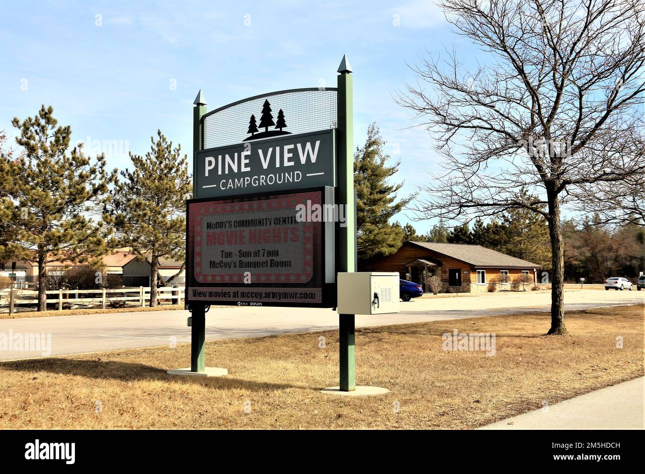 Un cartello per Pine View Campground presso Pine View Recreation Area è mostrato il 17 marzo 2022, a Fort McCoy, Wisconsin. L'area ricreativa comprende ettari di terreno accessibile al pubblico con percorsi escursionistici, Pine View Campground, Whitetail Ridge Ski Area e Sportsman's Range. La Pine View Recreation Area offre attività durante tutto l'anno, che includono campeggio, escursioni, pesca e molto altro. Ulteriori informazioni sull'area sono disponibili all'indirizzo https://mccoy.armymwr.com/categories/outdoor-recreation. Foto Stock