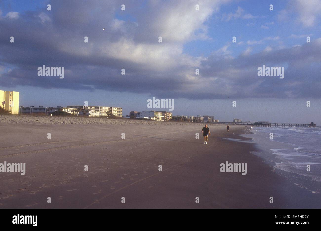 Indian River Lagoon National Scenic Byway - Nubi su Cocoa Beach. Le nuvole possono tenere lontani alcuni visitatori, ma altri godono della solitudine di avere la spiaggia tutta per se stessi. Florida (28,319° N 80,607° W) Foto Stock