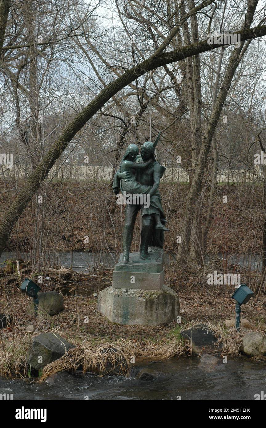 Grand Rounds Scenic Byway - Hiawatha e la statua di Minnehaha all'inizio della primavera. Anche con gli alberi e l'erba non ancora verde, questa statua spicca nel Minnehaha Park di Minneapolis. Minnehaha Park, Minneapolis, Minnesota (44,915° N 93,209° W) Foto Stock
