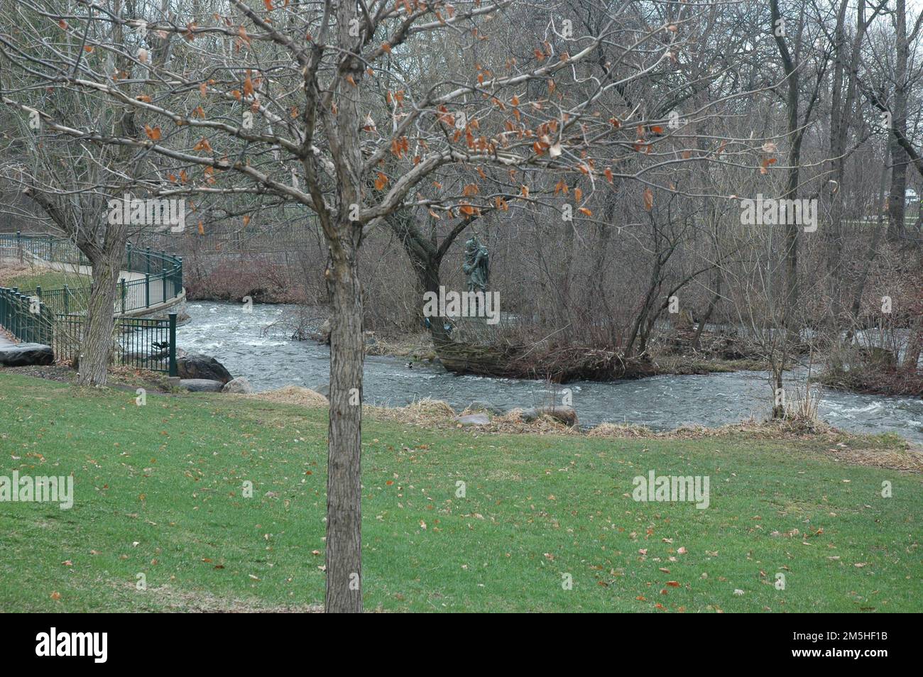 Grand Rounds Scenic Byway - Fiume Minnehaha, Hiawatha e Statua di Minnehaha. La statua di Hiawatha e Minnehaha si trova su una piccola isola nel fiume Minnehaha nel Parco di Minnehaha. Minnehaha Park, Minneapolis, Minnesota (44,915° N 93,210° W) Foto Stock