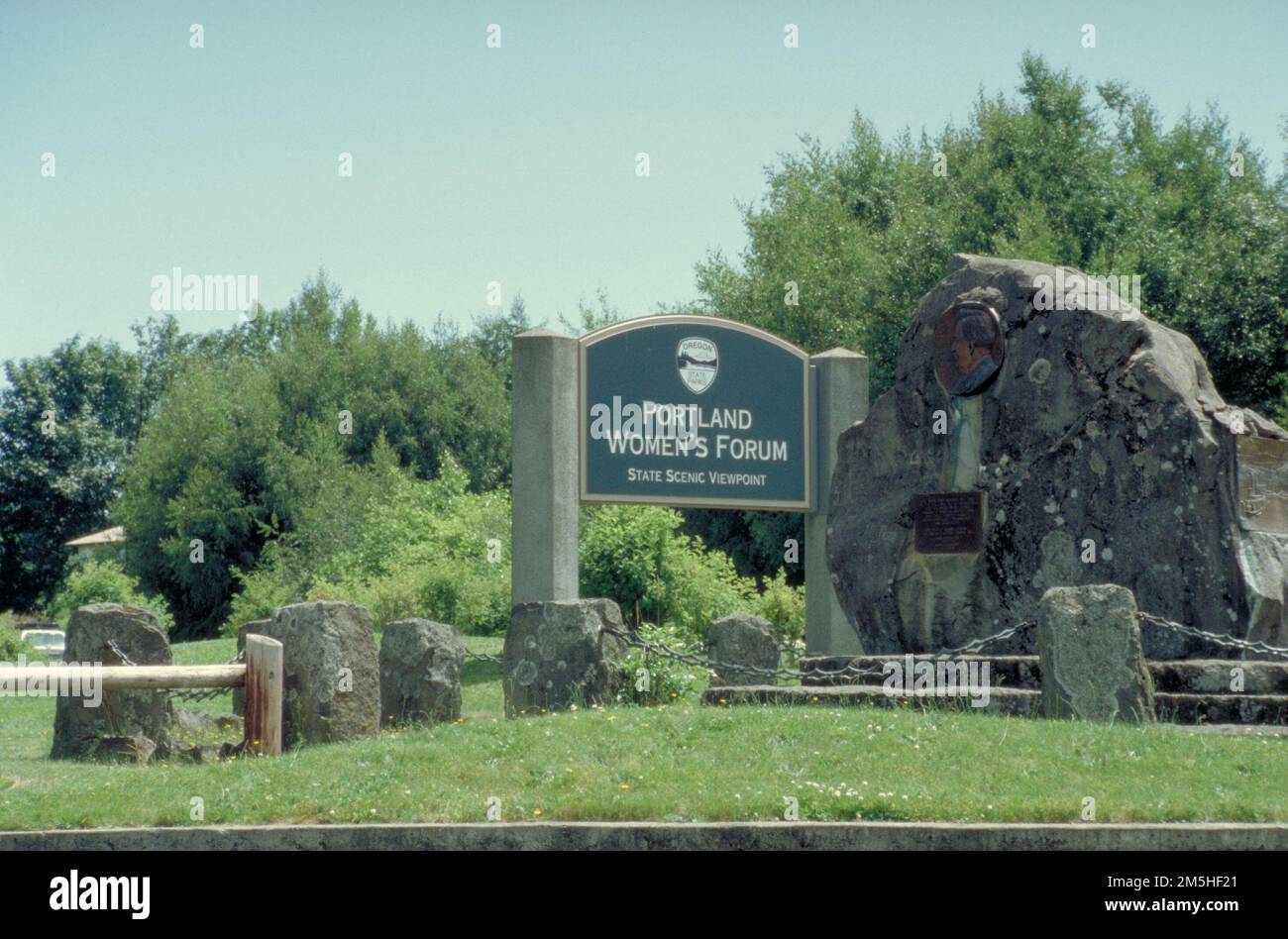 Historic Columbia River Highway - cartello d'ingresso al Portland Women's Forum. Accanto a questo cartello d'ingresso si trova una targa su una pietra. Oregon (45,535° N 122,261° W) Foto Stock