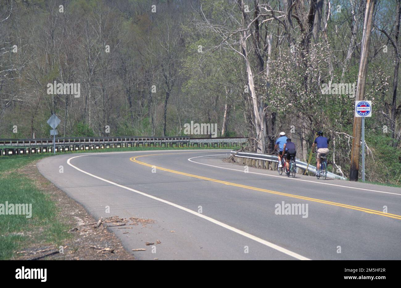 Ohio & Erie Canalway - Bikers a nord di Akron sull'Ohio & Erie Canalway. Tre motociclisti possono godersi l'aria fresca di primavera sull'Ohio & Erie Canalway. Location: Italy (41,192° N 81,574° W) Foto Stock