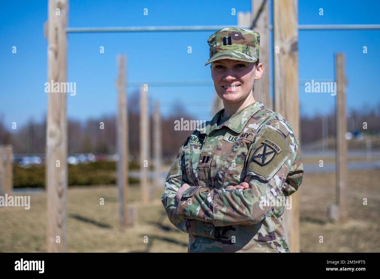 Justine Bolten, terapeuta del lavoro assegnato alla 10th Mountain Division Sustainment Brigade, 10th Mountain Division, posa per una foto, 17 marzo 2022, a Fort Drum, New York. Foto Stock