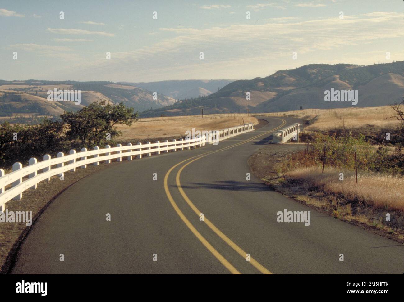 Storica Columbia River Highway - ringhiere bianche sulla storica Columbia River Highway. Ringhiere di legno bianco brillante fiancheggiano la strada della Byway vicino ai rowena Loops. Oregon (45,679° N 121,294° W) Foto Stock