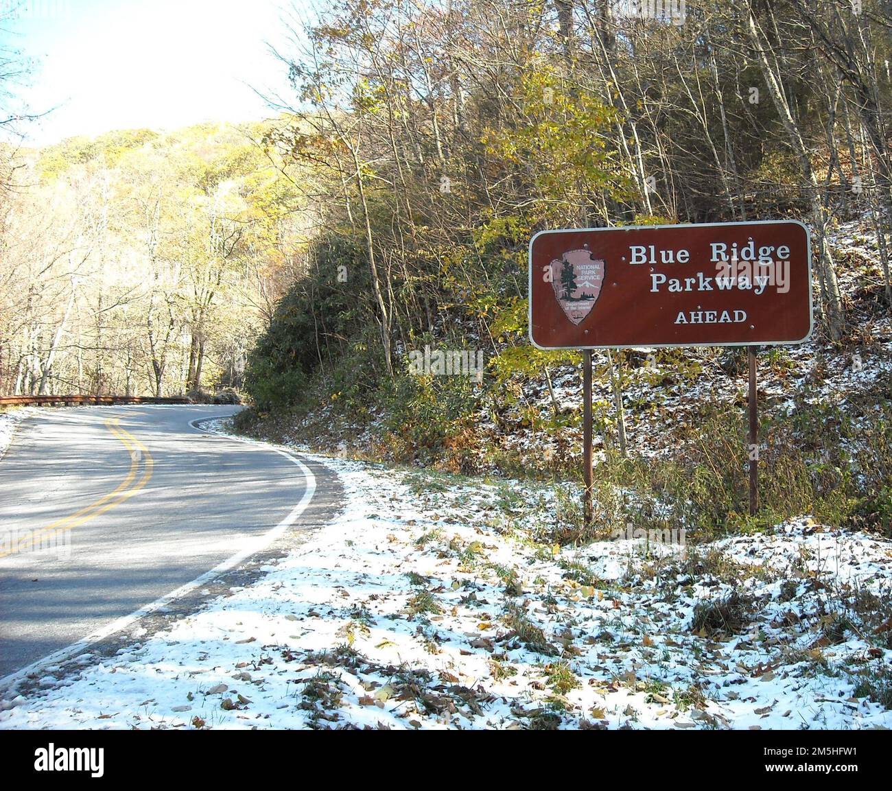 Forest Heritage National Scenic Byway - insegna Blue Ridge Parkway. Questo cartello marrone indica un'imminente intersezione della Forest Heritage National Scenic Byway con la Blue Ridge Parkway, una strada di accesso principale alla tangenziale. North Carolina (35,276° N 82,711° W) Foto Stock