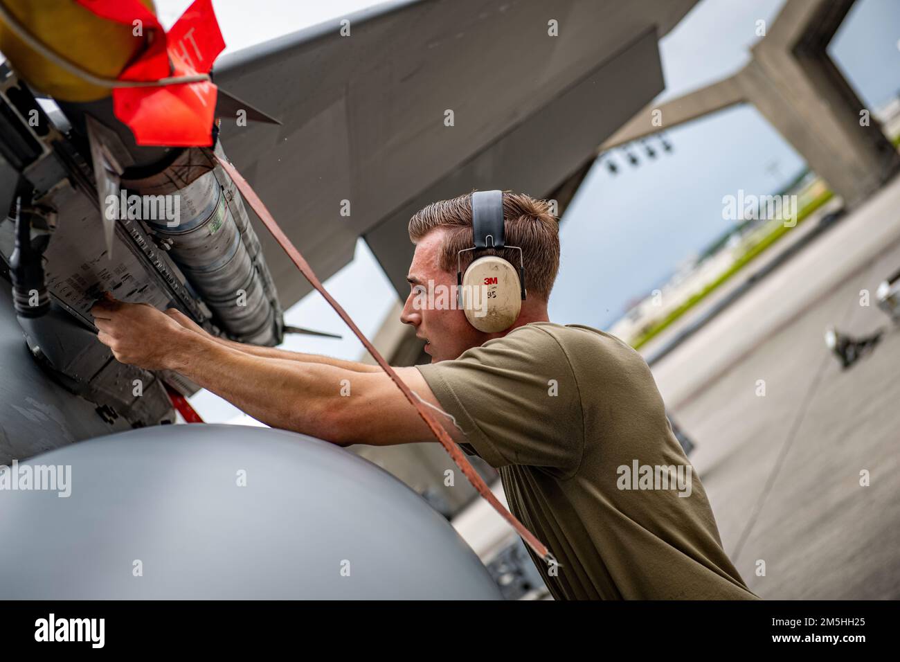 NEGLI STATI UNITI Il manutentore dell'aeronautica assegnato al 18th Maintenance Group carica un missile AIM-9 Sidewinder su un F-15C Eagle durante lo Shogun Showdown 2022 alla base aerea di Kadena, Giappone, 18 marzo 2022. Lo scopo dell’evento era quello di determinare l’equipaggio di carico del gruppo dell’anno, mostrare gli Airmen multi-capaci in azione e dimostrare il lavoro che va nella generazione di un aeromobile pronto per il combattimento. Foto Stock