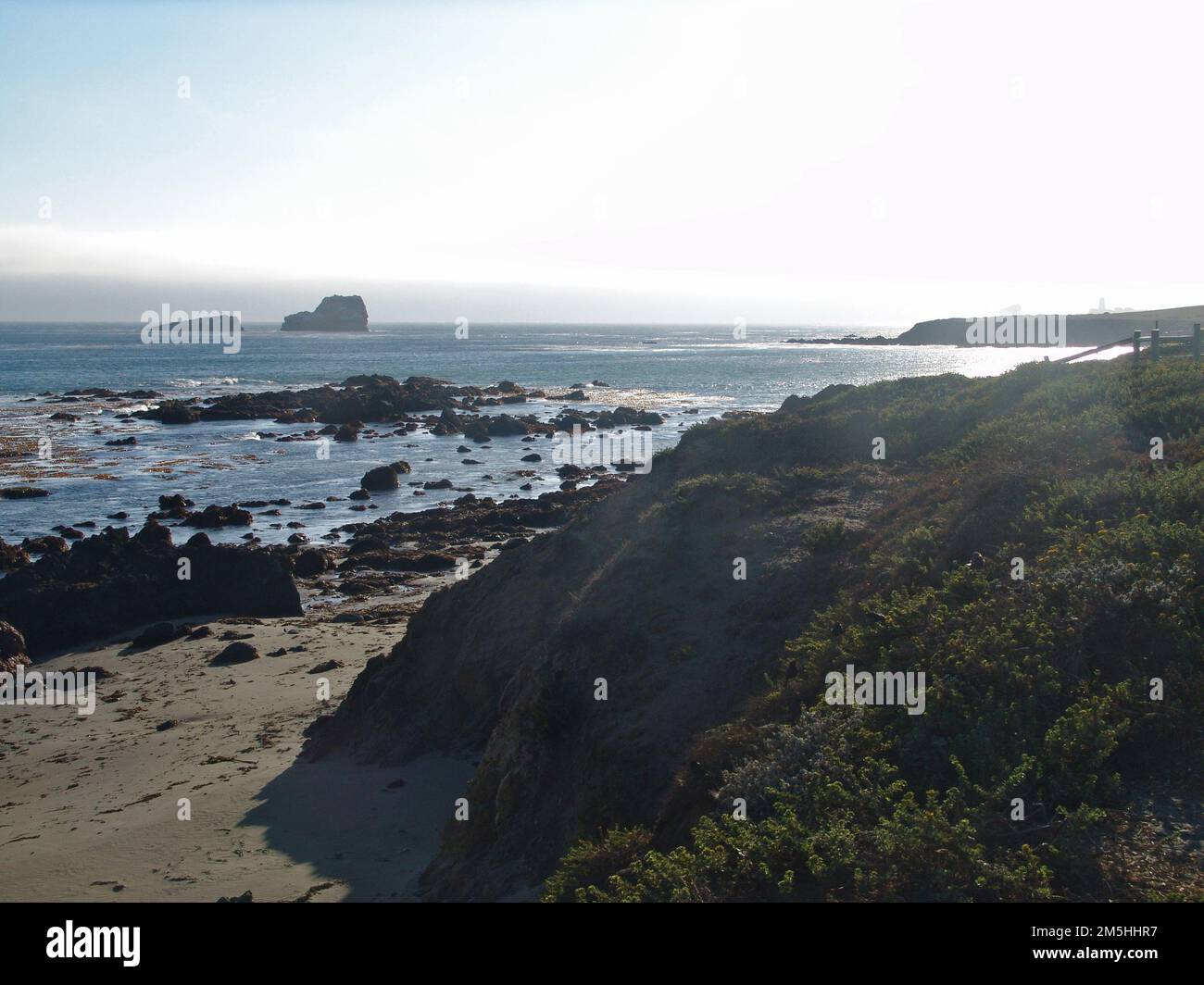 Route 1 - San Luis Obispo North Coast Byway - suggestiva costa di San Simeon. Le acque cristalline del Pacifico riflettono il sole mattutino su questa porzione dell'area di osservazione delle foche di San Simeon. Location: Italy (35,641° N 121,181° W) Foto Stock