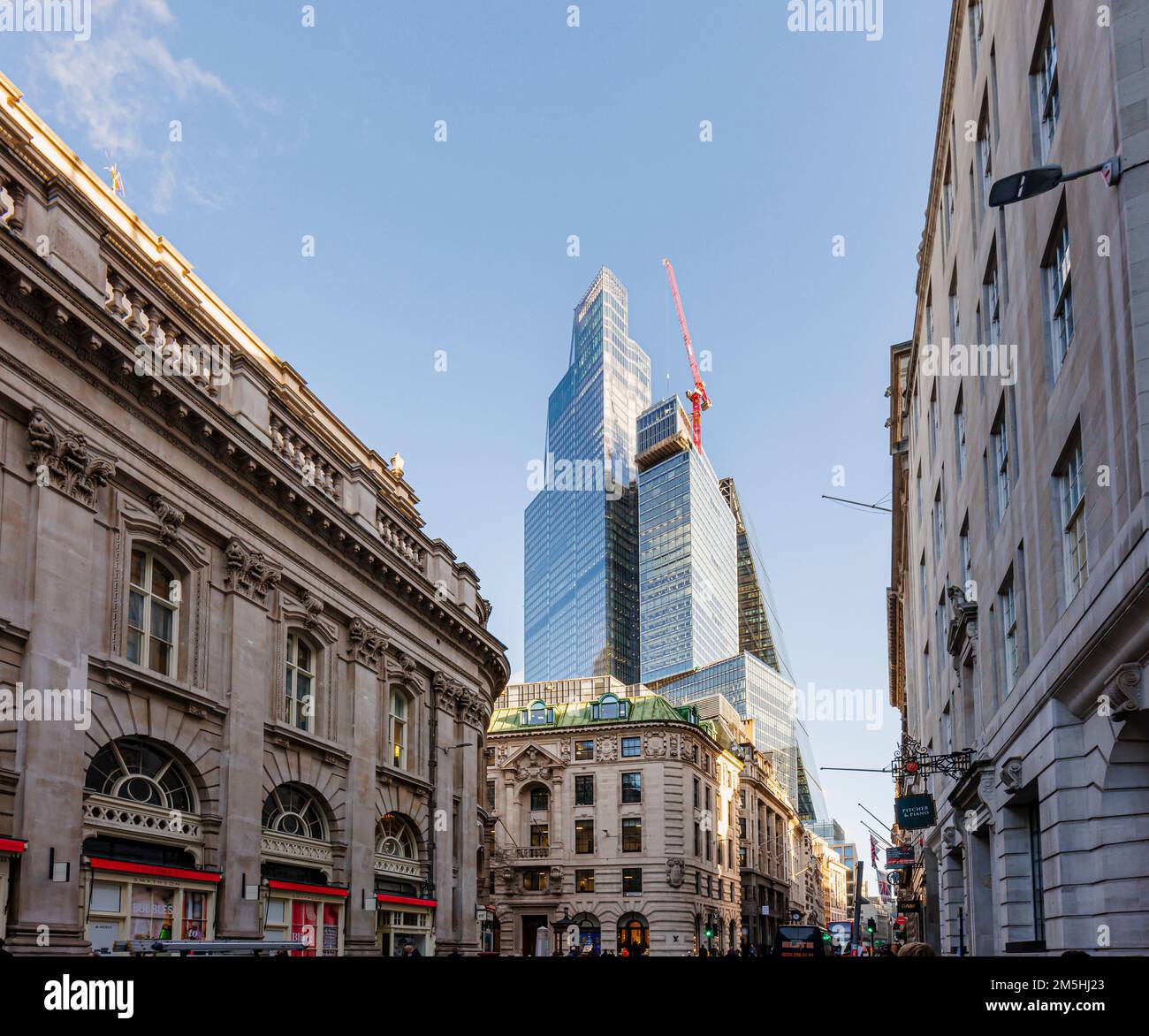 8 e 22 Bishopsgate e altri grattacieli moderni visti da Cornhill nel distretto finanziario e assicurativo della City of London, Londra, Regno Unito Foto Stock