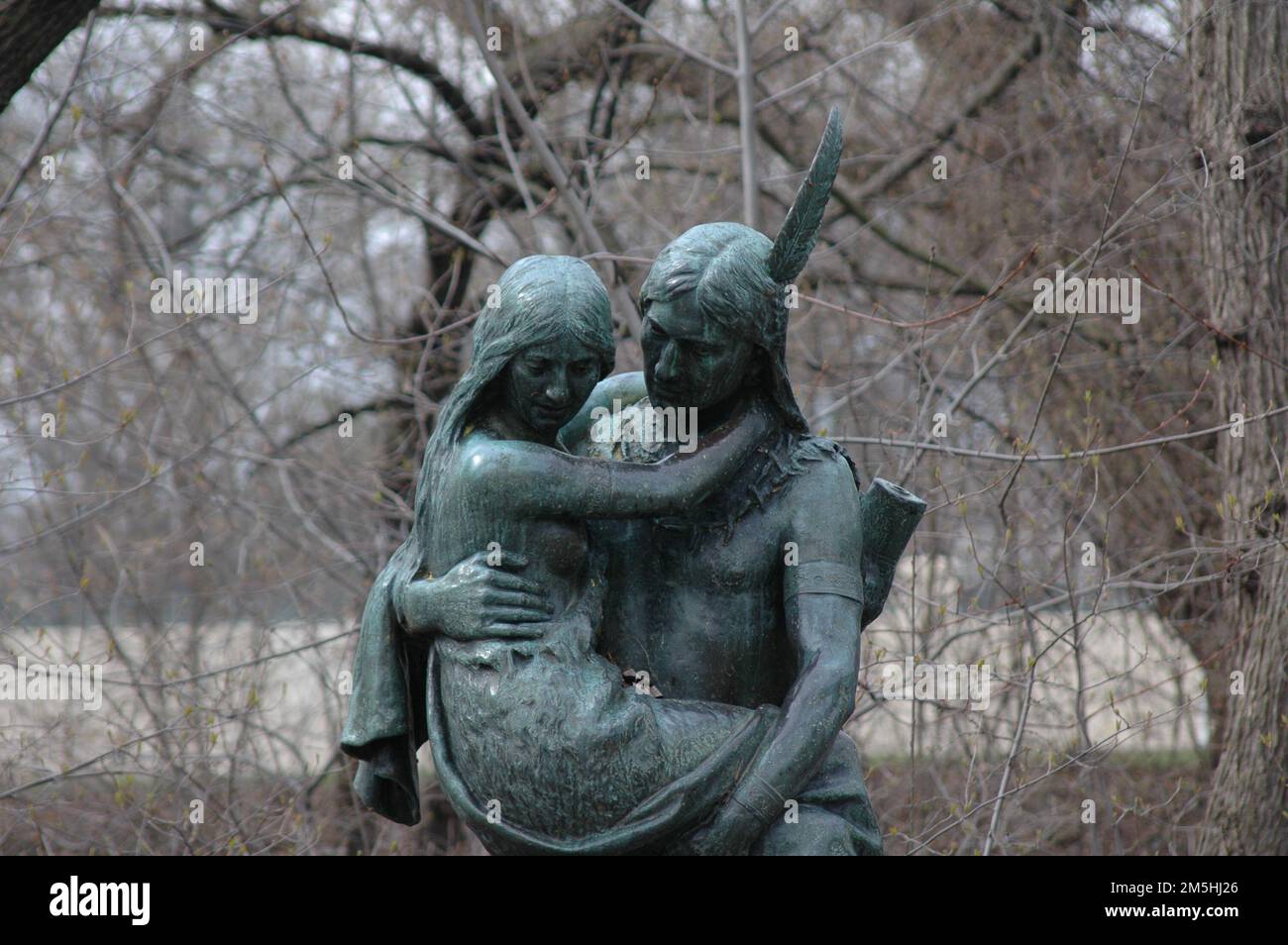 Grand Rounds Scenic Byway - chiusura di Hiawatha e Statua di Minnehaha. Un primo piano della statua mostra le espressioni sui volti di Hiawatha e Minnehaha. Minnehaha Park, Minneapolis, Minnesota (44,915° N 93,209° W) Foto Stock