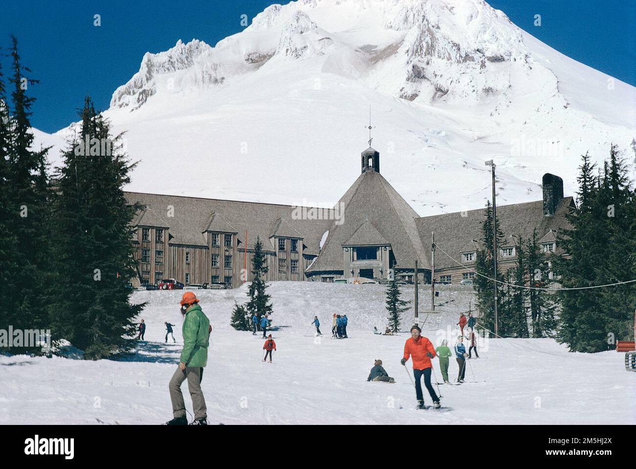Mt. Hood Scenic Byway - Sci al Timberline Lodge. I visitatori e gli abitanti del luogo si attaccano ai loro sci per approfittare della polvere innevata del Timberline Lodge. Ubicazione: Timberline Lodge, Oregon (45,331° N 121,711° W) Foto Stock