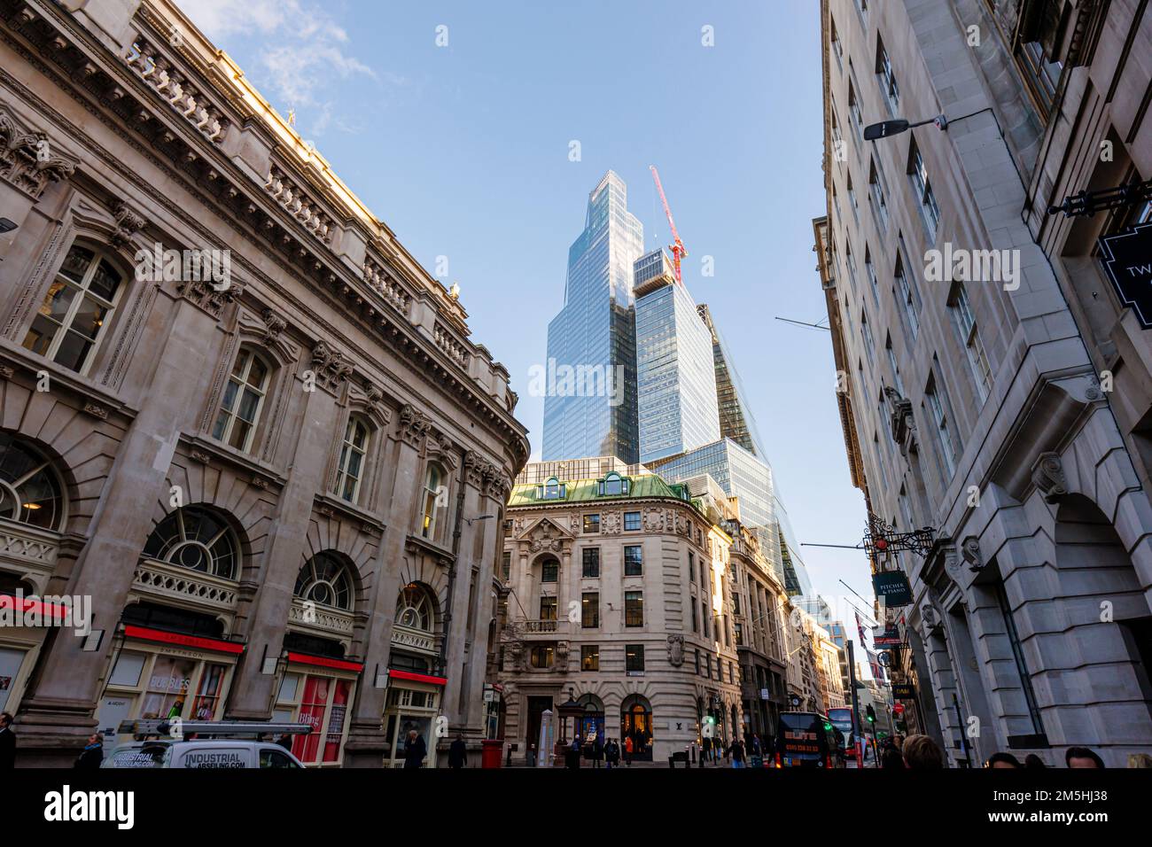8 e 22 Bishopsgate e altri grattacieli moderni visti da Cornhill nel distretto finanziario e assicurativo della City of London, Londra, Regno Unito Foto Stock