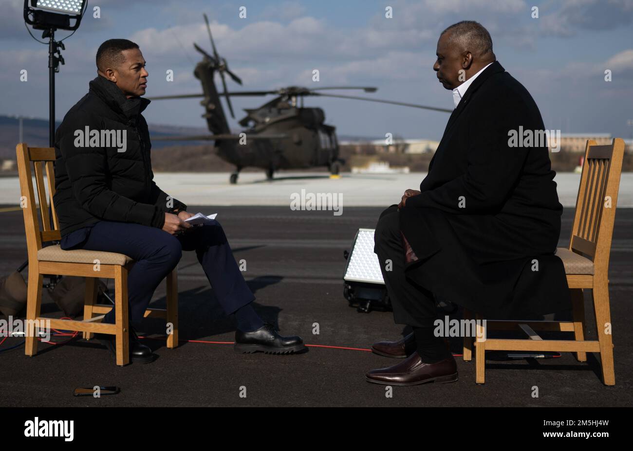 Il Segretario della Difesa Lloyd J. Austin III è intervistato da Don Lemon della CNN in Bulgaria, 18 marzo 2022. Foto Stock