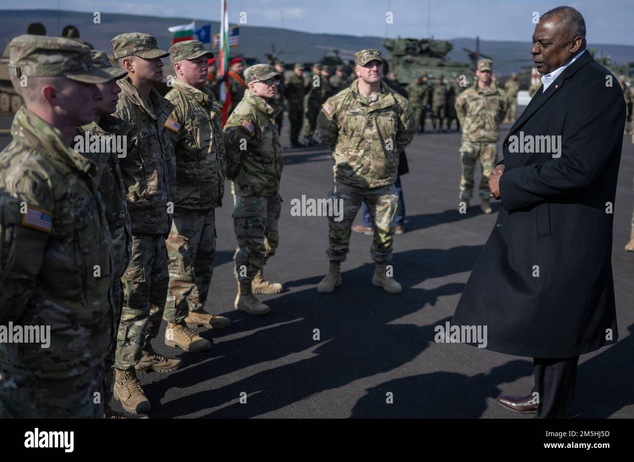 Il Segretario della Difesa Lloyd J. Austin III parla ai soldati assegnati a 2nd reggimento di cavalleria in Bulgaria, 18 marzo 2022. Foto Stock