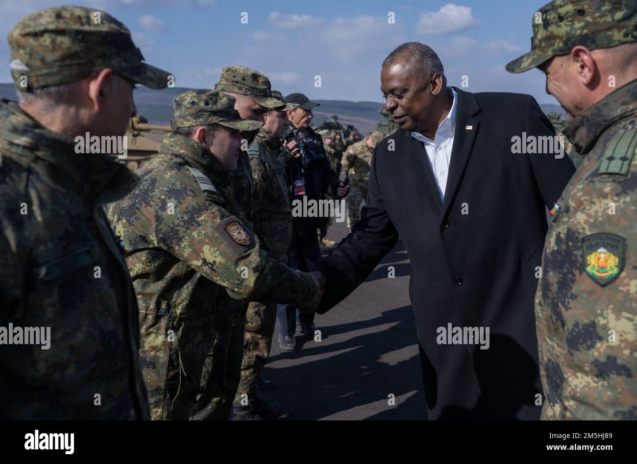 Il Segretario della Difesa Lloyd J. Austin III visita le truppe statunitensi e della NATO in Bulgaria, 18 marzo 2022. Foto Stock