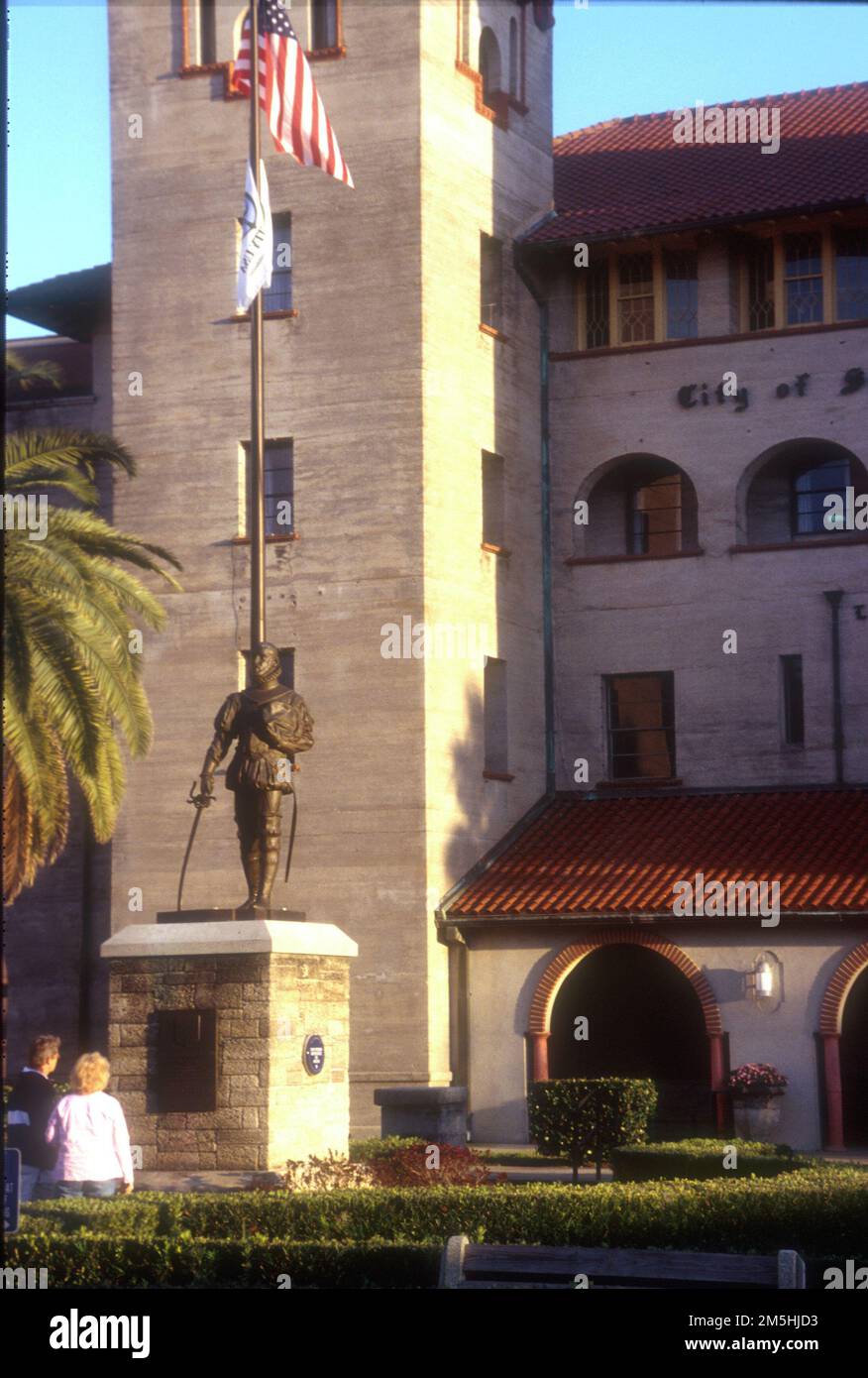 A1A Scenic and Historic Coastal Byway - Ponce de Leon al Municipio. Una statua di bronzo di Ponce de Leon di fronte al St Augustine City Hall mantiene viva la sua leggenda. Ubicazione: St. Agostino, Florida (29,899° N 81,326° W) Foto Stock