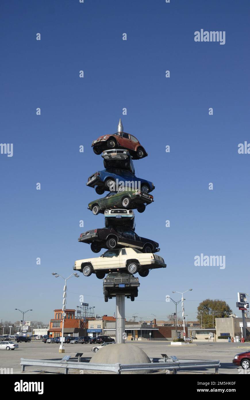 Lincoln Highway - il mandrino. Reso famoso nel film del 1992 Wayne's World, questo fuso di 40 piedi di otto auto si erge tra molte sculture all'avanguardia e controverse al Cermak Plaza Mall di Berwyn, Illinois (vicino a Chicago). L'artista, Dustin Shuler, creò questa scultura nel 1989. Location: Italy Foto Stock