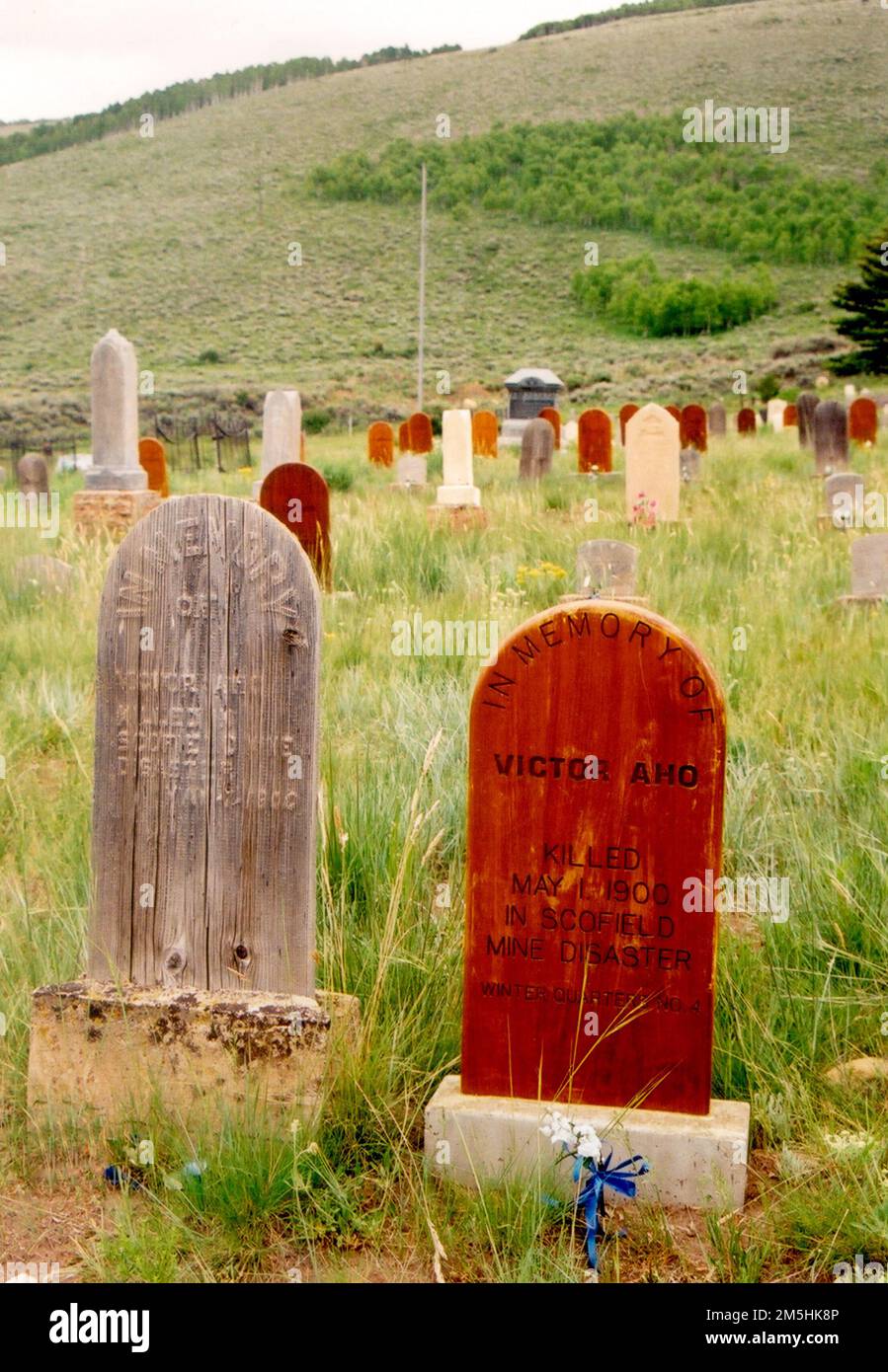 The Energy Loop: Huntington/Eccles Canyons Scenic Byway - Headstones corrispondenti nel cimitero di Scofield. Due testate si affiancano: Il vecchio e il nuovo, entrambi per lo stesso uomo ucciso nello Scofield Mining Disaster. Location: Italy (39,726° N 111,157° W) Foto Stock