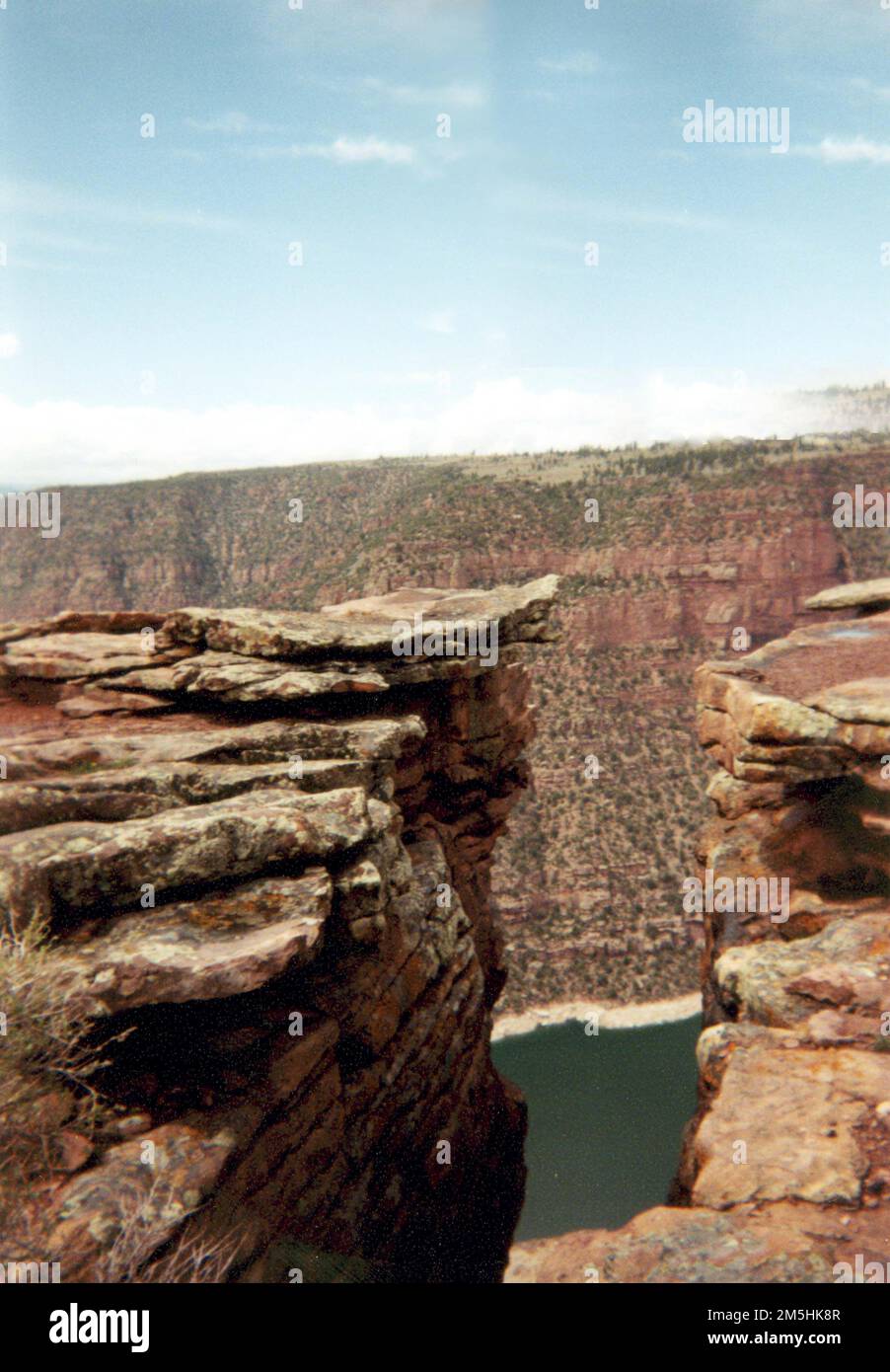Flaming Gorge-Uintas National Scenic Byway - Gole profonde nella crosta terrestre a Flaming Gorge. Queste profonde gole si tuffano verso il basso verso la terra, creando panorami spettacolari. Location: Italy (40,894° N 109,561° W) Foto Stock