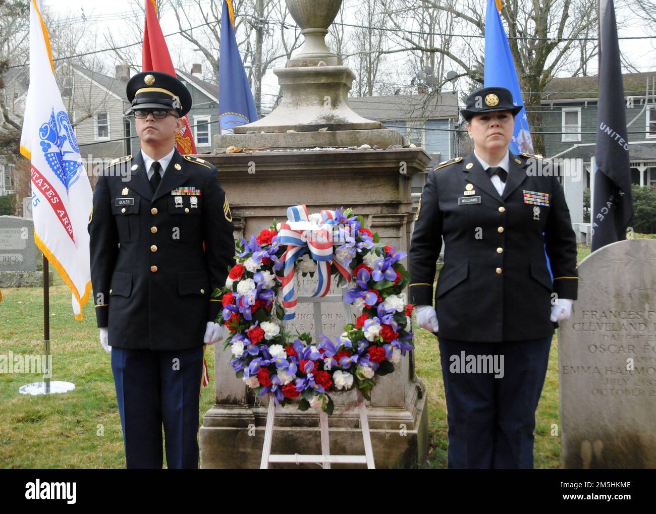 Gli Stati Uniti La 99th Readiness Division della Army Reserve ha ospitato una cerimonia di deposizione della corona il 18 marzo alla Princeton Ceremony di Princeton, New Jersey, in occasione del 185th° compleanno del passato presidente Grover Cleveland. L'evento è stato ospitato dal generale Rodney Faulk, 99th RD comandante generale, e ha caratterizzato le osservazioni del sindaco di Princeton Mark Freda e Mark Texel, direttore aggiunto del New Jersey state Park Service e amministratore del New Jersey state Office for Historical Sites. Questa cerimonia fa parte del programma di posa della corona presidenziale amministrato dall'Ufficio militare della Casa Bianca, W. Foto Stock