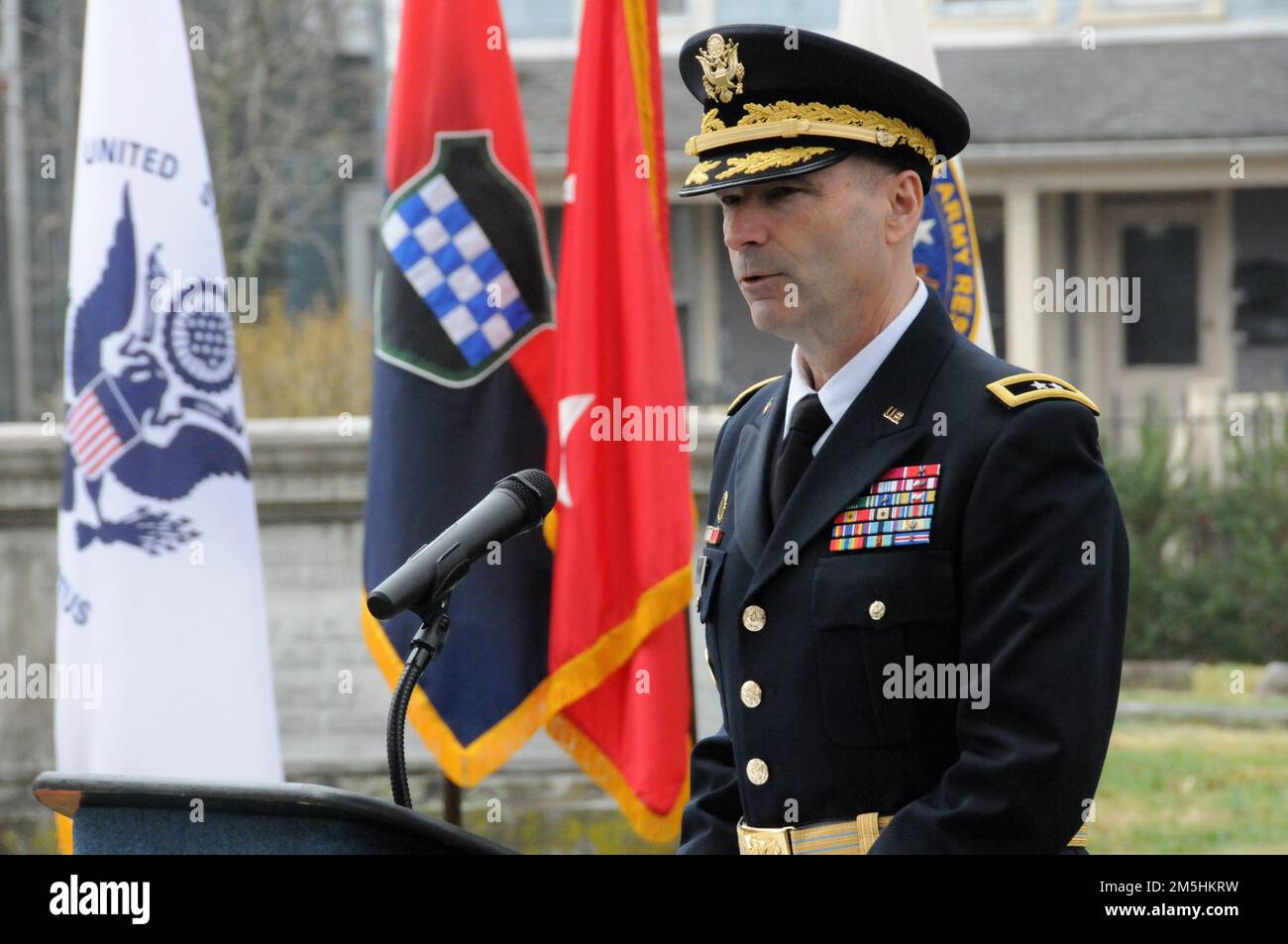 Generale Rodney Faulk, comandante generale degli Stati Uniti La 99th Readiness Division della Army Reserve esprime le proprie osservazioni il 18 marzo durante una cerimonia di deposizione della corona alla Princeton Ceremony di Princeton, nel New Jersey, su quello che sarebbe stato il 185th° compleanno del passato presidente Grover Cleveland. L'evento è stato ospitato da Faulk e ha visto la partecipazione del sindaco di Princeton Mark Freda e Mark Texel, vicedirettore del New Jersey state Park Service e amministratore dell'Ufficio statale per i siti storici del New Jersey. Questa cerimonia fa parte del programma presidenziale di posa della corona amministrato dalla Casa Bianca Foto Stock