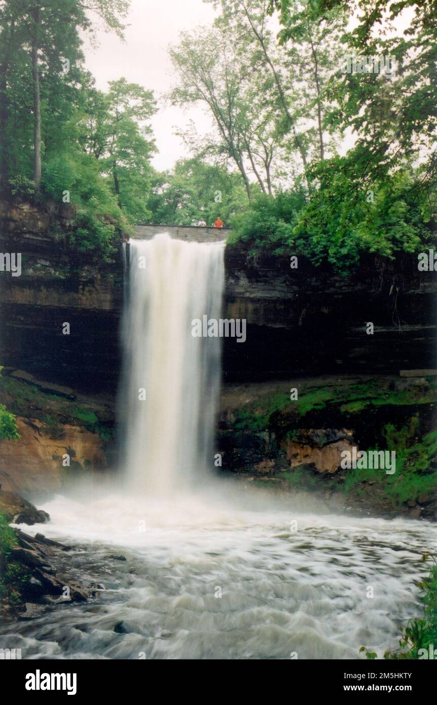 Grand Rounds Scenic Byway - Una splendida vista delle Cascate di Minnehaha. Le cascate di Minnehaha si precipitano su un bordo nel Parco di Minnehaha sui Grand Round. Minnehaha Park, Minneapolis, Minnesota (44,915° N 93,211° W) Foto Stock