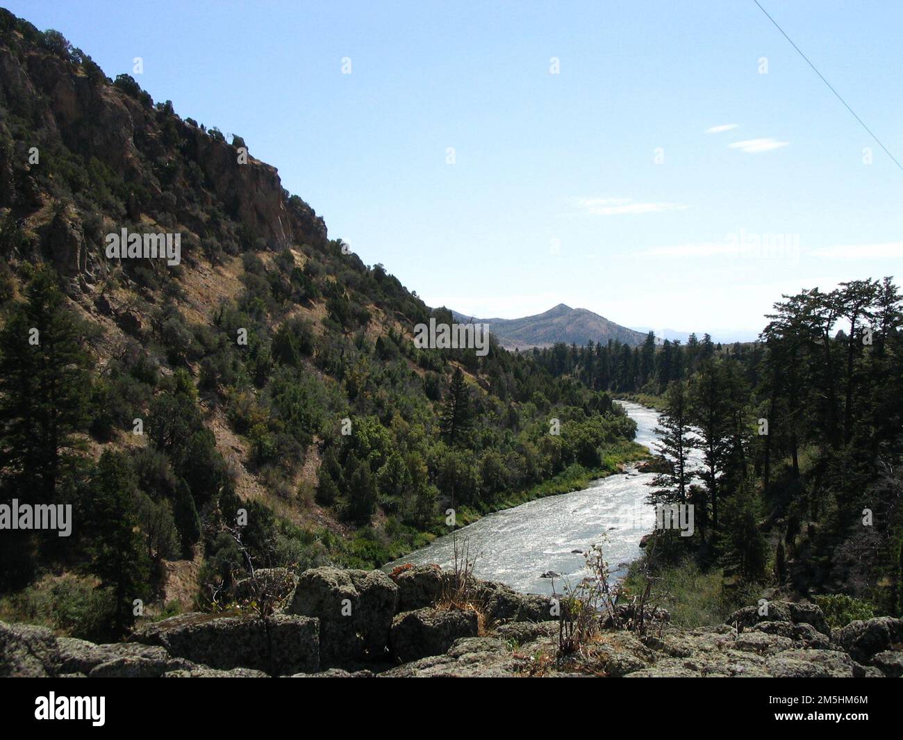Pioneer Historic Byway - si snoda lungo l'Hells Canyon. Hells Canyon si snoda lungo la base della montagna da questo punto panoramico roccioso sopra il fiume. Posizione: Hells Canyon Reservoir, Idaho (44,984° N 116,827° W) Foto Stock