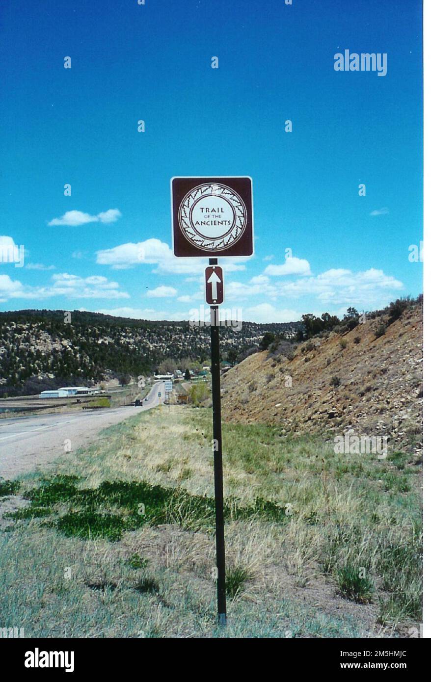 Trail of the Ancients - segno direzionale lungo il Trail of Ancients. Segnali come questo si trovano lungo il Trail of Ancients in Colorado e Utah per aiutarti a guidarti. Posizione: Trail of the Ancients, Colorado (37,150° N 108,706° W) Foto Stock