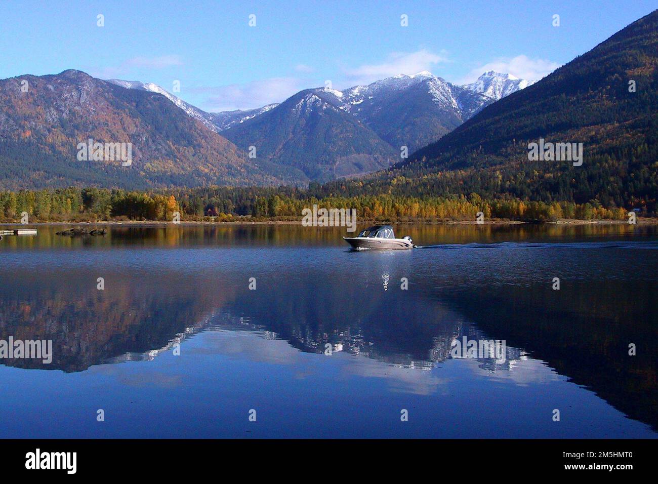 International Selkirk Loop - gite in barca a Crawford Bay, British Columbia. Gli appassionati di barche potranno trascorrere una giornata a Crawford Bay, che si trova nel punto più settentrionale dell'International Selkirk Loop. La splendida baia è un paradiso per i ricreatori, con viste mozzafiato sul vicino ghiacciaio Kokanee. La città di Crawford Bay, British Columbia, ospita gallerie d'arte e negozi di artigianato specializzati in tradizioni antiche e senza tempo come la produzione di scope e la soffiatura del vetro. (49,659° N 116,817° W) Foto Stock