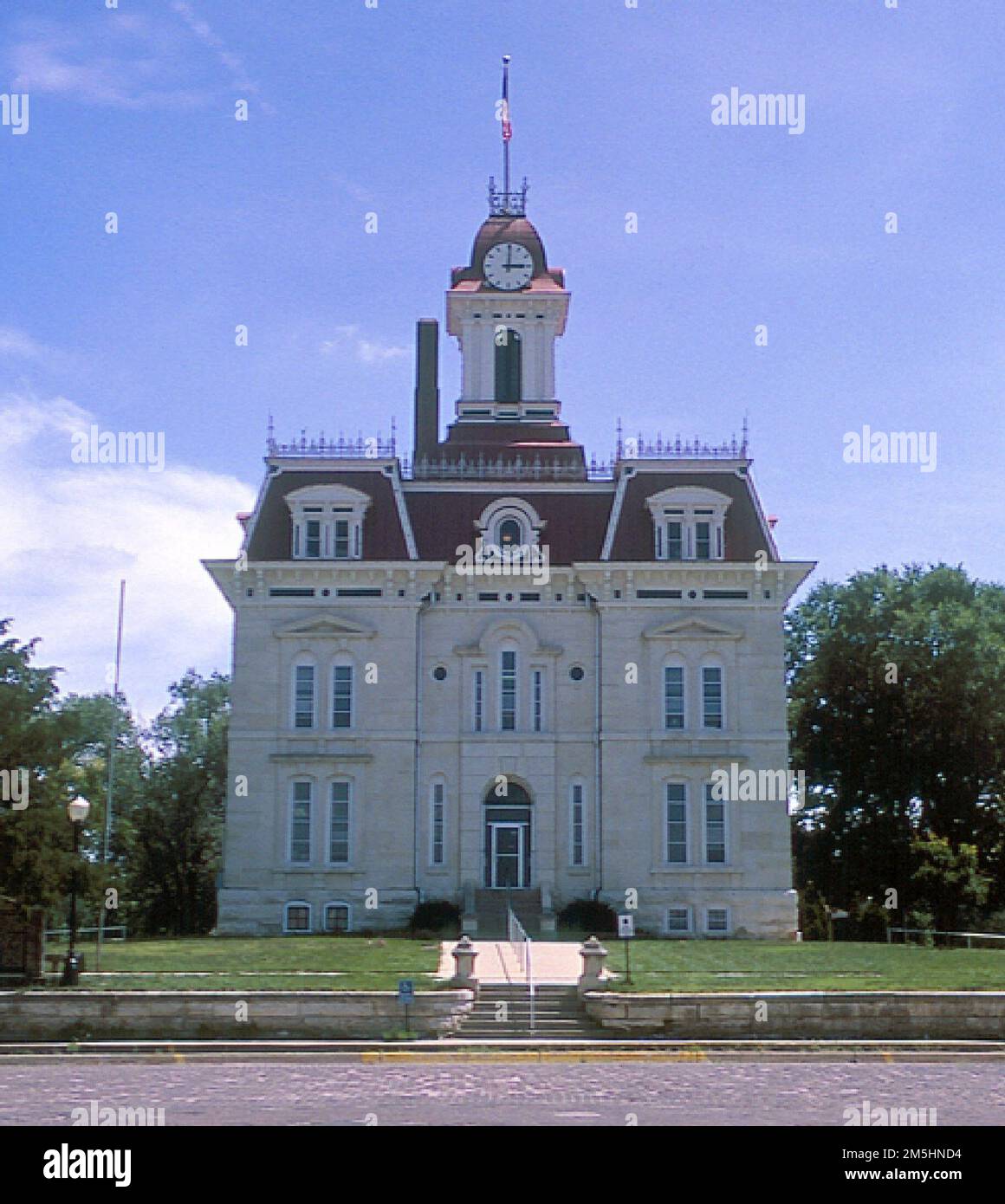 Flint Hills Scenic Byway - Tribunale della contea di Chase. Progettato nello stile architettonico del castello rinascimentale francese, il palazzo di giustizia si erge in modo galante contro un cielo blu. Location: Italy (38,372° N 96,542° W) Foto Stock