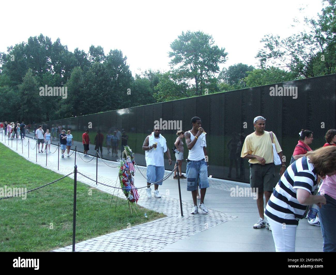 George Washington Memorial Parkway - Vietnam Veterans Memorial: Il Muro. La gente perusa la parte del Muro del Vietnam Veterans Memorial. Le pareti di granito sono incise con i nomi di più di 58.000 uomini e donne che hanno dato la loro vita in Vietnam o che rimangono dispersi. The Mall, Washington, District of Columbia (38,891° N 77,048° W) Foto Stock