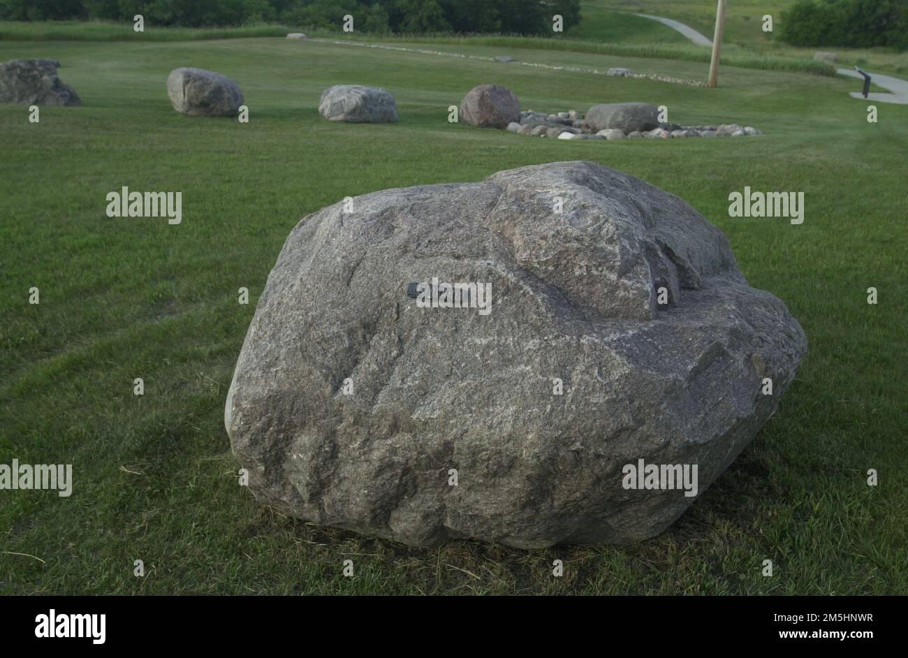 Sheyenne River Valley Scenic Byway - Jupiter Rock alla ruota della Medicina. Questa roccia, contrassegnata come 'Giove', fa parte di un modello del sistema solare presso la ruota Medicine di Valley City. Le rocce per gli altri pianeti sono distanziate dal centro rosso della ruota della Medicina (che rappresenta il Sole) in scala con le loro vere distanze nel sistema solare. Ubicazione: Valley City, Dakota del Nord (46,917° N 98,003° W) Foto Stock