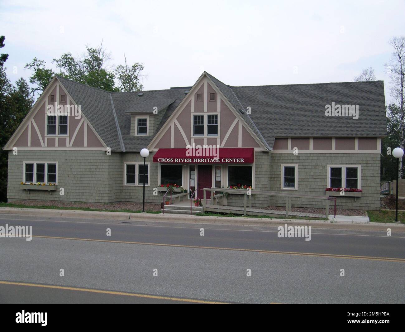 North Shore Scenic Drive - Cross River Heritage Center. I tetti spioventi e le scatole di piantatrici piene di fiori presso il Cross River Heritage Center offrono un ambiente invitante per gli eventi della comunità. Location: Italy (47,529° N 90,919° W) Foto Stock