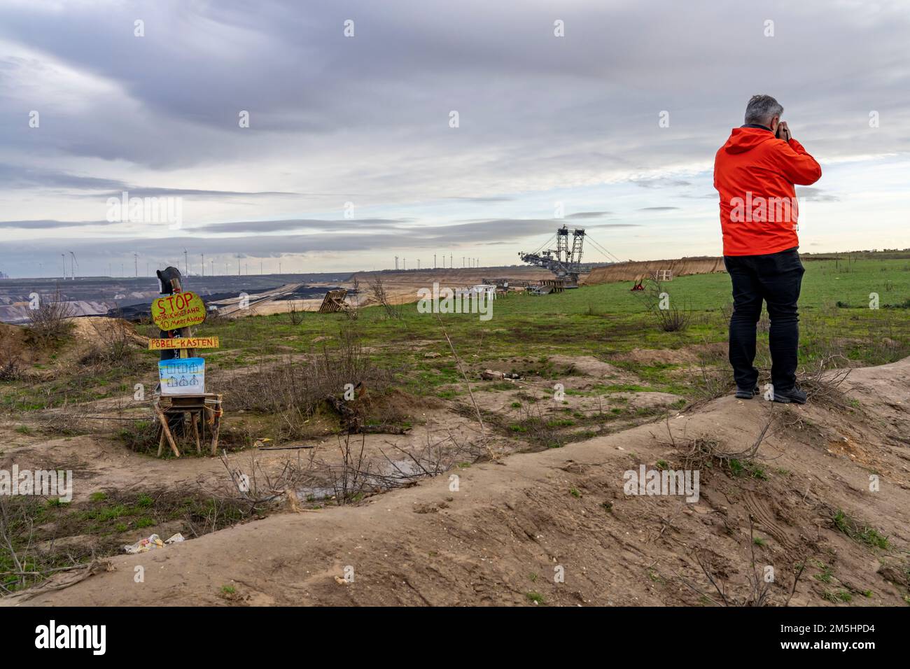 Visitatori ai margini della miniera lignite opencast Garzweiler II, al villaggio di Lützerath, che sarà l'ultimo villaggio a essere dragato, NRW, Germa Foto Stock