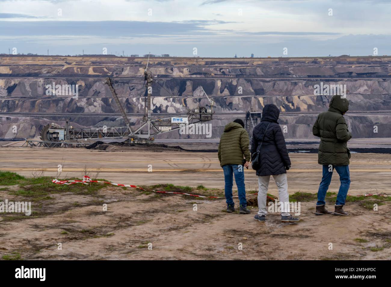 Visitatori ai margini della miniera lignite opencast Garzweiler II, al villaggio di Lützerath, che sarà l'ultimo villaggio a essere dragato, NRW, Germa Foto Stock