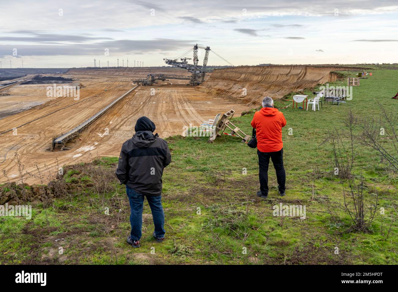 Visitatori ai margini della miniera lignite opencast Garzweiler II, al villaggio di Lützerath, che sarà l'ultimo villaggio a essere dragato, NRW, Germa Foto Stock