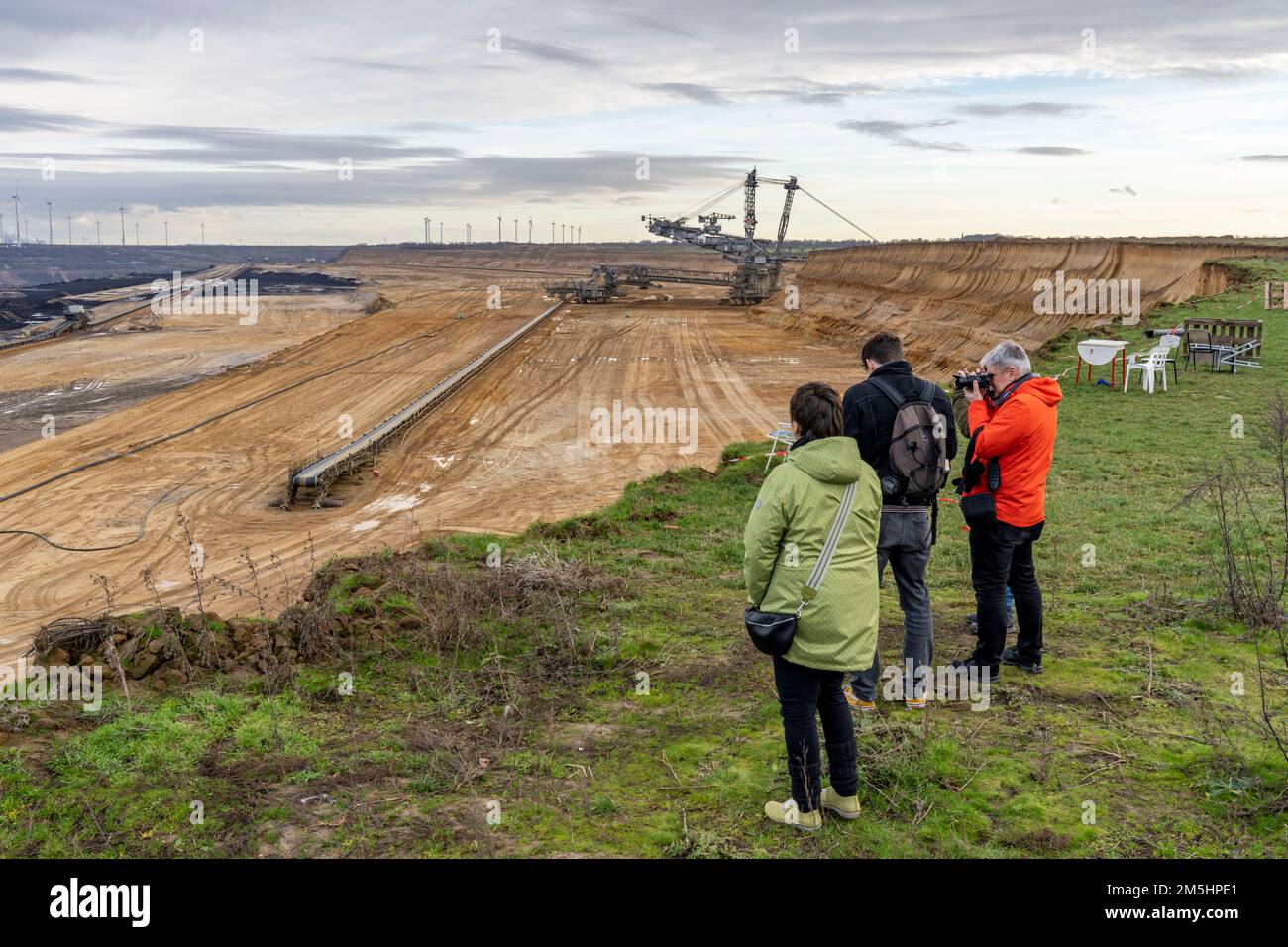 Visitatori ai margini della miniera lignite opencast Garzweiler II, al villaggio di Lützerath, che sarà l'ultimo villaggio a essere dragato, NRW, Germa Foto Stock