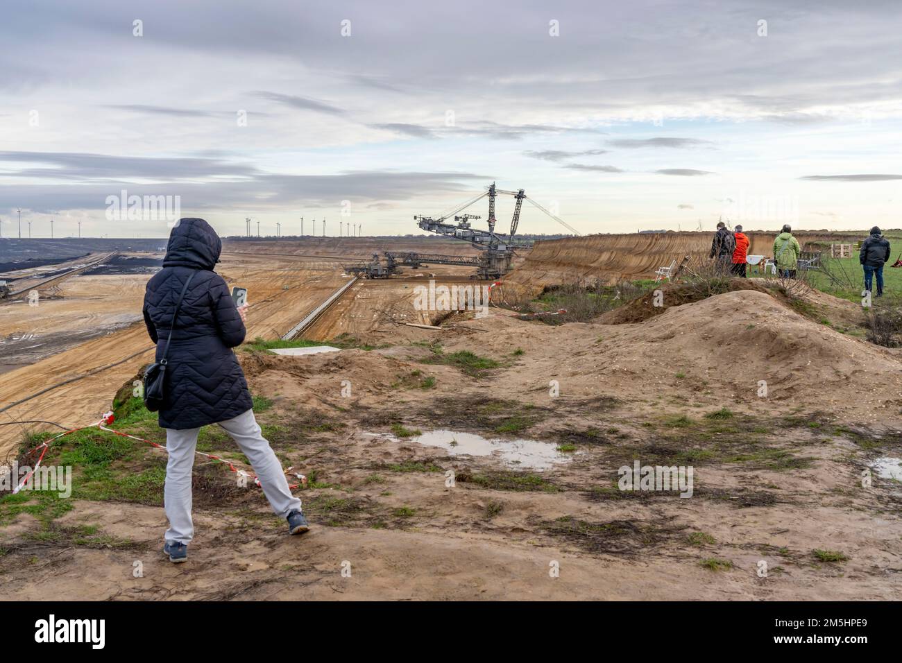 Visitatori ai margini della miniera lignite opencast Garzweiler II, al villaggio di Lützerath, che sarà l'ultimo villaggio a essere dragato, NRW, Germa Foto Stock